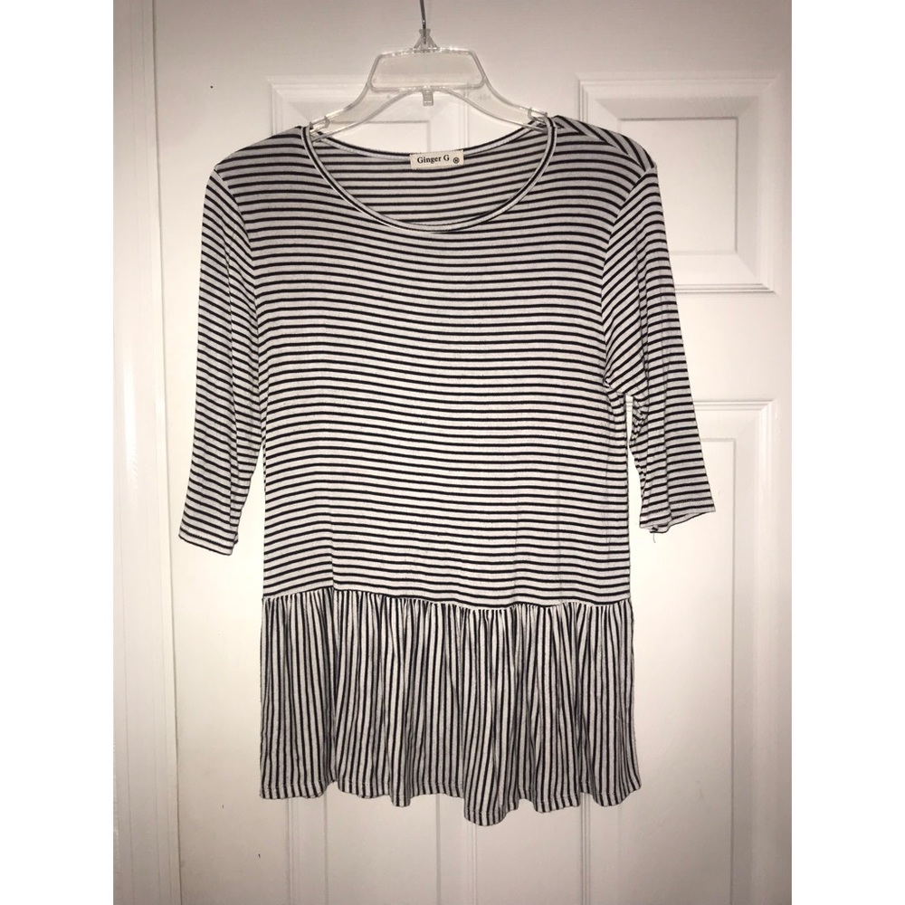 Flowy black/white shirt with mid-length sleeves